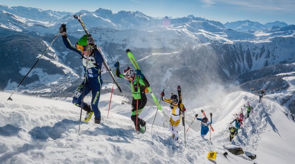 Der Teilnehmer bei der Tragepassage der Pierra Menta.