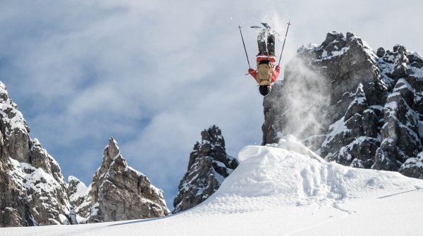 Wer beim Skifahren springen will, braucht einen stabilen Rumpf. Per Liegestütz stärkt man diese Muskulatur erheblich.