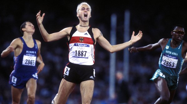Der goldene Zieleinlauf: Nils Schumann jubelt über seinen 800-Meter-Sieg bei Olympia 2000.