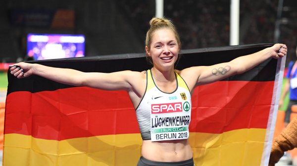 Silber bei der EM in Berlin: Im Sommer 2018 jubelte Gina Lückenkemper mit Fahne.