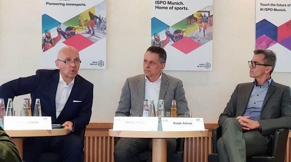 Klaus Dittrich (Vorsitzender der Geschäftsführung der Messe München), Stefan Herzog (VDS Generalsekretär) und Ralph Scholz (DIFG-Vorstand) auf der Hauptpressekonferenz zur ISPO Munich 2019 (v.l.n.r.).