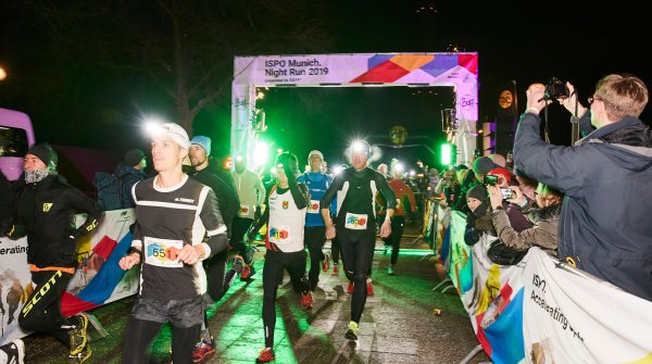 A long queue of runners, equipped with headlamps, passed through the Olympic Parkin Munich at temperatures just above the freezing point.