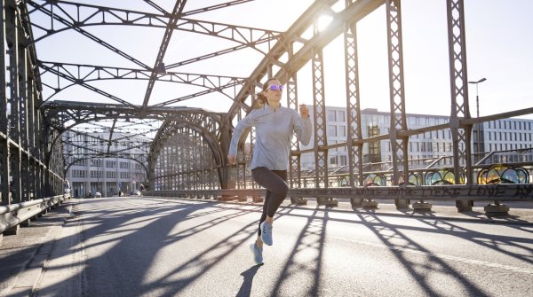 Urban Running auf der Münchner Hackerbrücke: Veronika Weiss mit der Xpulsor von Adidas Sport Eyewear.
