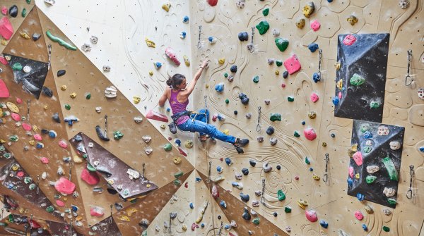 Die Ansprüche an die Kletterhallen haben sich verändert. Lichtdurchfluteten Großanlage mit vielen bunten Griffen, wie im Kletterzentrum Thalkirchen, sind jetzt gefragt.