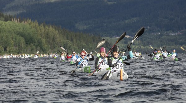 Die Are Extreme Challenge beginnt mit 25 Kilometer Kajakfahren im Wildwasser.