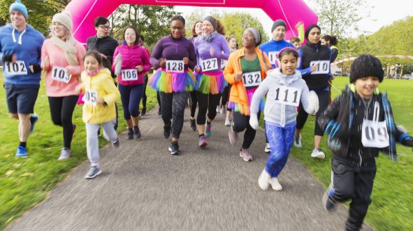 Wissenschaftlich erwiesen: Laufen unterstützt die Sozialisierung bei Kindern.