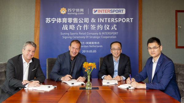 Steve Evers (2.v.l.), CEO von Intersport International, bei der Unterzeichnung des Franchise-Deals.