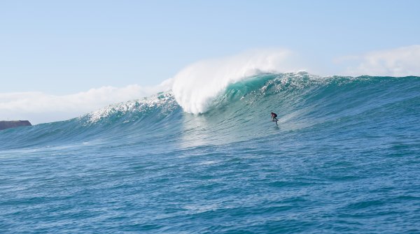 Big Waves in Nazaré. Kai Lenny gehört in allen Surf-Arten zur Weltspitze
