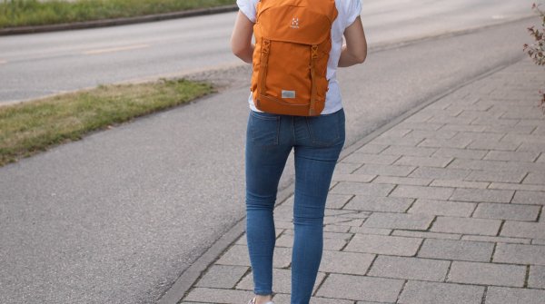 Model mit Rucksack