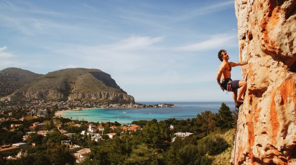 Fels und Strand – Klettern nur fünf Kilometer entfernt vom Zentrum Palermos 