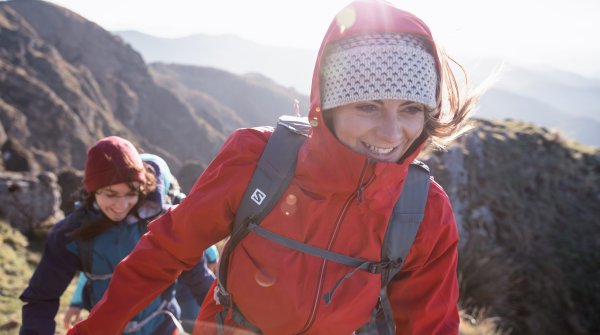 Auf dem Berg mit Salomon Women Outdoor Wear. Auf dem Berg mit Salomon Women Outdoor Wear.