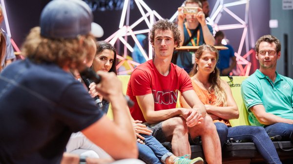 Adam Ondra (Mitte) lauscht während der Diskussionsrunde Kletter-Veteran Stefan Glowacz (vorne).