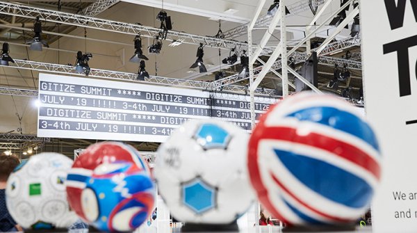 Fußbälle auf der ISPO Munich