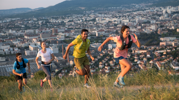 Eine kleine Gruppe von Läufern mit Trailrunning Schuhen von Salomon