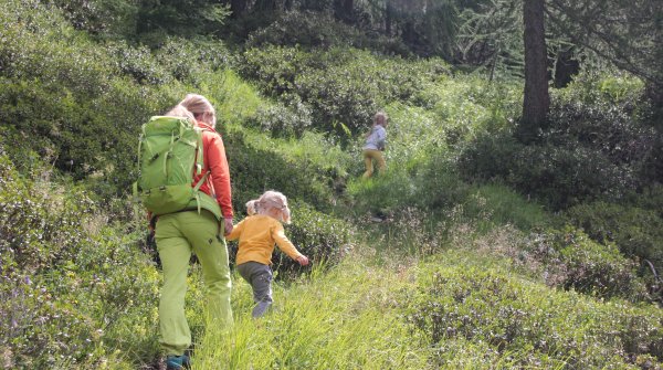 Draußen sein fördert spielend die Gesundheit und Persönlichkeitsentwicklung von Kindern.