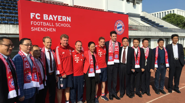 Der FC Bayern München hat in China drei Fußball-Schulen eröffnet und Hunderte Trainer ausgebildet.