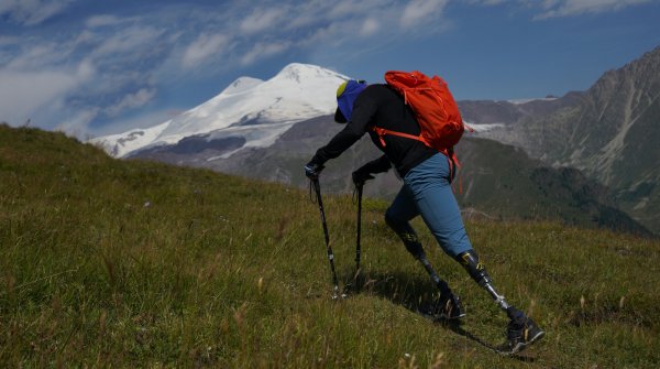 Nach der Amputation seiner Unterschenkel hat für Xia Boyu dank neuer Prothesentechnologien die Bergsteigerkarriere erst richtig angefangen.