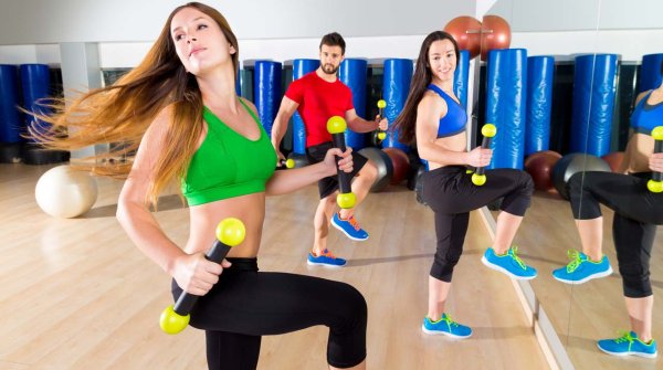 Zumba Workout im Fitnessstudio und zuhause