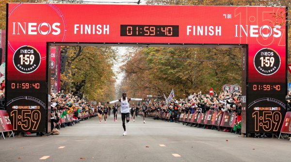 Historischer Zieleinlauf: Eliud Kipchoge lief als erster Mensch einen Marathon unter zwei Stunden.