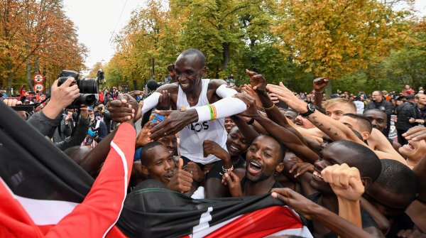 Nach dem Zieleinlauf wird Eliud Kipchoge von seinem Team gefeiert.