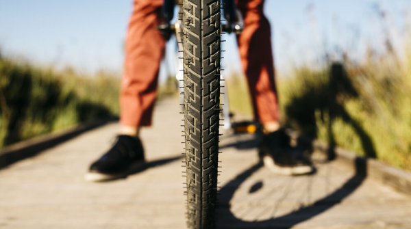 Which bicycle tyre fits which requirement profile? ISPO.com gives an overview.