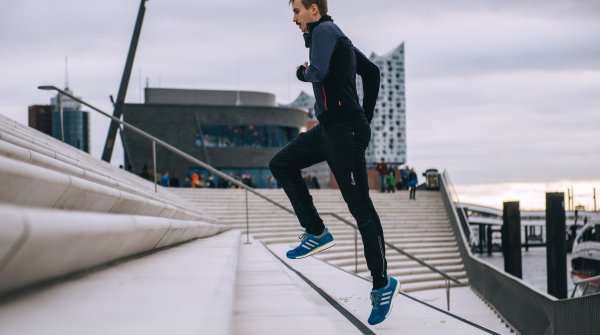 Alexander Zimmermann beim Treppensteigen in Hamburg