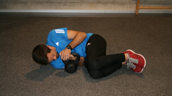 Auf der Seite liegend mit der Kettlebell über dem unteren Handgelenk „kuscheln“.