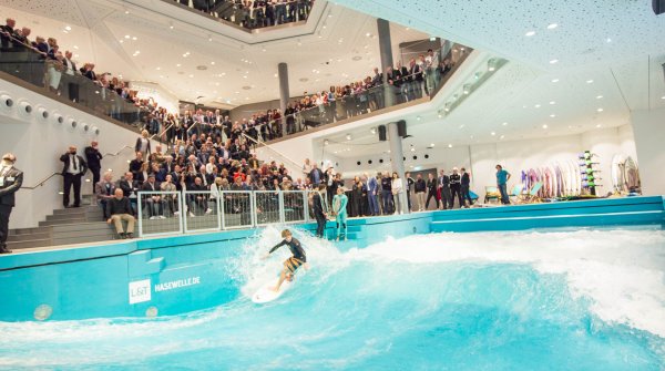 Die sogenannte ‚Hasewelle‘ (benannt nach dem angrenzenden Fluss Hase) im L&T Sporthaus läuft täglich außer Montags und ist am Wochenende immer ausgebucht. 