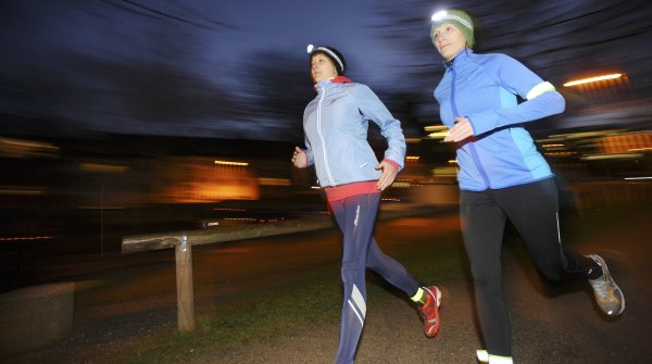 Angstlos durch die Nacht: So gut ausgerüstet, müssen Läufer auch in der dunklen Jahreszeit nicht auf ihre Feierabendrunde verzichten.