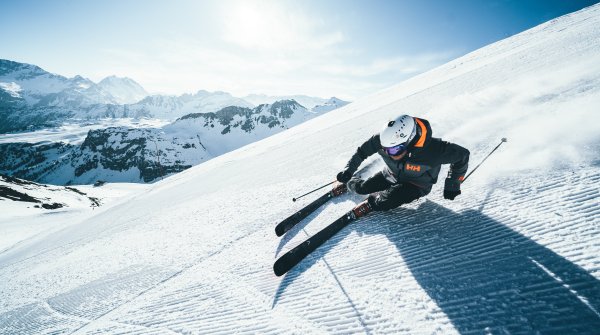 Actionshot Skifahrer Blizzard und Tecnica
