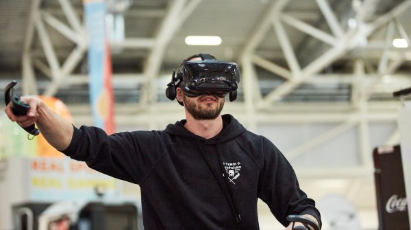 VR erleben im eSports Bereich der Halle C6 auf der ISPO Munich 2020
