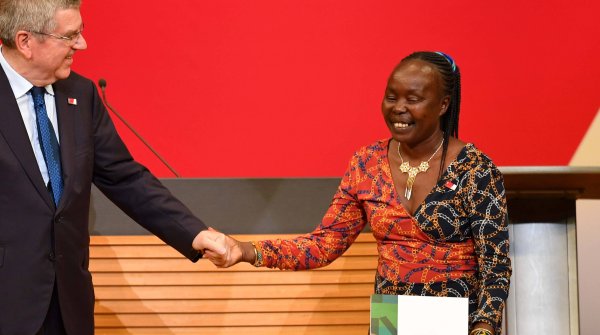 Tegla Loroupe (ici avec le président du CIO Thomas Bach) a également participé aux Jeux olympiques de 2021 en tant que chef de mission de l'équipe des réfugiés.