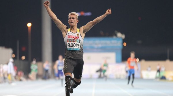 They also looked at each as they ran clockwise and counterclockwise around a track. Paralympics Sprinters . Sprinter Johannes Floors Prothesen Sind Cool Geworden