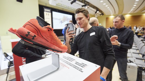 Under Armour mit vernetztem Schuh, der Daten sammelt