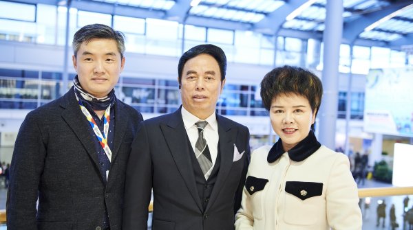 Gao Dekang (M.), CEO of Bosideng, at the ISPO Munich. Gao Dekang (M.), CEO of Bosideng, at the ISPO Munich.
