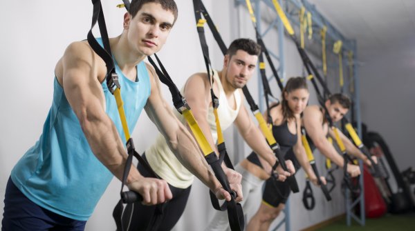 Eine Gruppe beim TRX Training