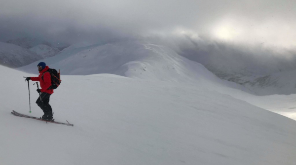 Carlos: Moving forward on a mountain ridge in 25 m/s wind: 2 base layers and a down jacket under the GORE-TEX PRO jacket