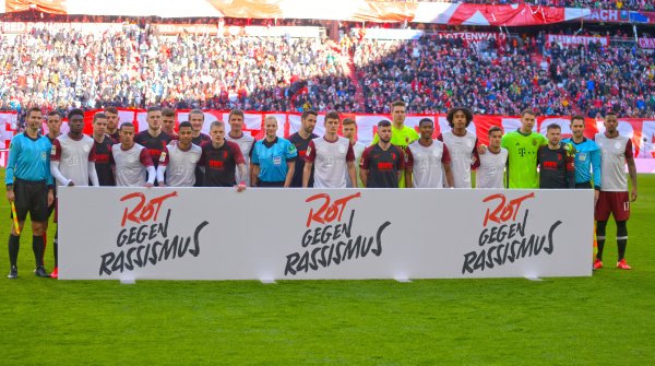 Der FC Bayern München engagiert sich wie viele weitere Vereine und Unternehmen aus der Welt des Sports gegen Rassismus.