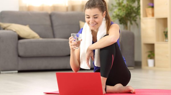 Fit bleiben trotz Ausgangsbeschränkungen: ISPO.com sammelt Links für Fitness-Workouts zu Hause.