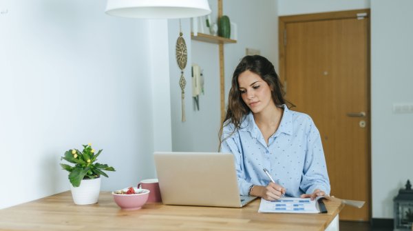 How to work from home office as healthy as possible? ISPO.com gives tips.