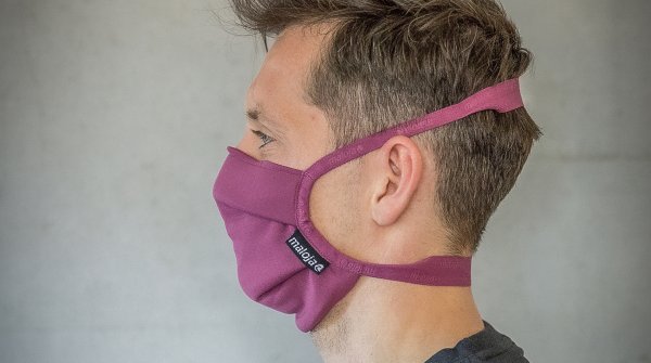 The Maloja "Reusable Mask" in the color "Berry".