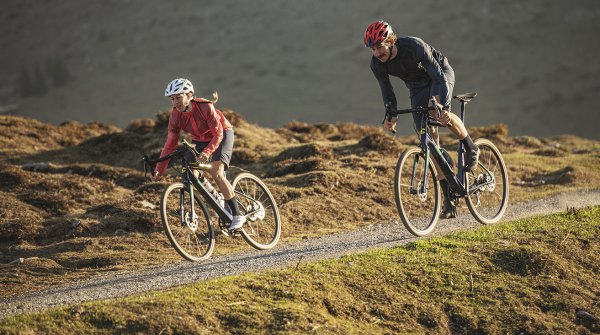 Die neue Schöffel Radsportkollektion umfasst insgesamt 46 Kleidungsstücke für Damen und Herren in drei Segmenten: Travel, Trail und – wie hier – Gravel.