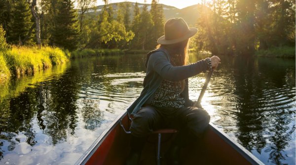 Wer mit dem Boot unterwegs sein möchte, muss sich dafür nicht gleich eins kaufen. Outdoor-Ausrüstung kann man inzwischen auch leihen.