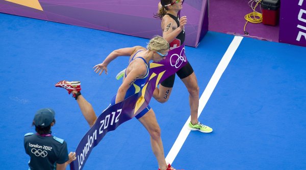 It could hardly be any tighter: In the women's triathlon at the 2012 Olympic Games in London, Swiss athlete Nicola Spirig (above) wins gold ahead of Lisa Norden from Shevd.