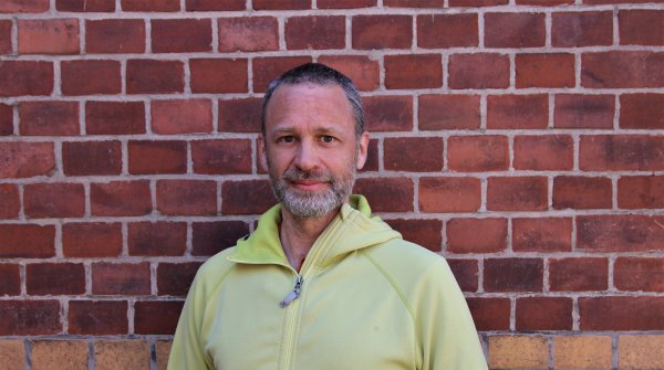 David Ekelund vor Mauer