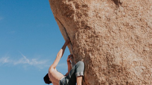 Bouldern auf einem Felsen