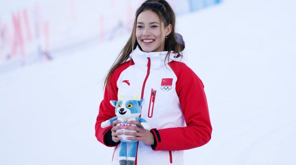 La star du freeski Eileen Gu est californienne d'origine, mais elle participe aux Jeux olympiques pour la Chine.