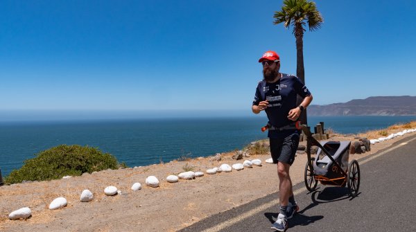 Jonas Deichmann en train de courir