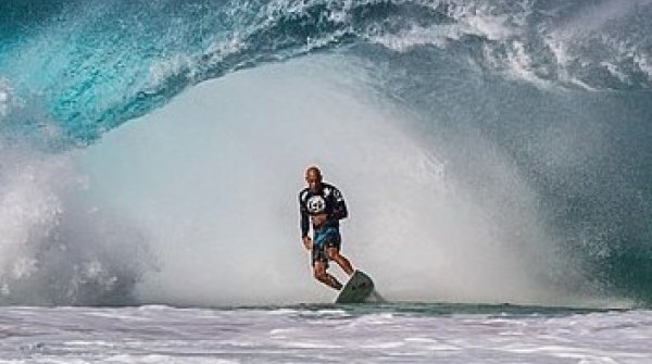 Kelly Slater surft durch eine der gefährlichsten Surfwellen der Welt - die Banzai Pipeline auf Hawaii
