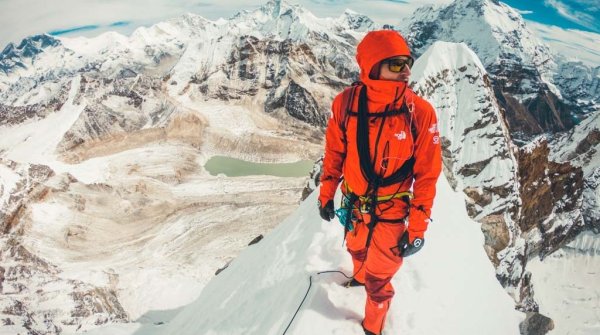 Mit Schneeausrüstung auf dem Berg